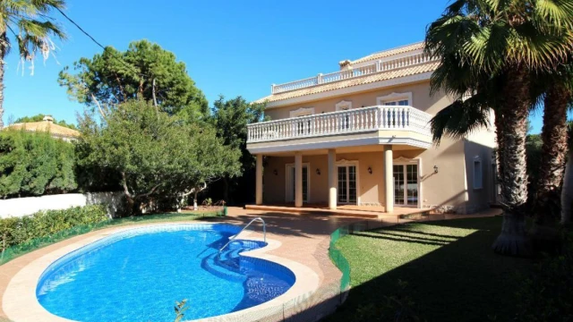 Уютная вилла в Cabo Roig с видом на море