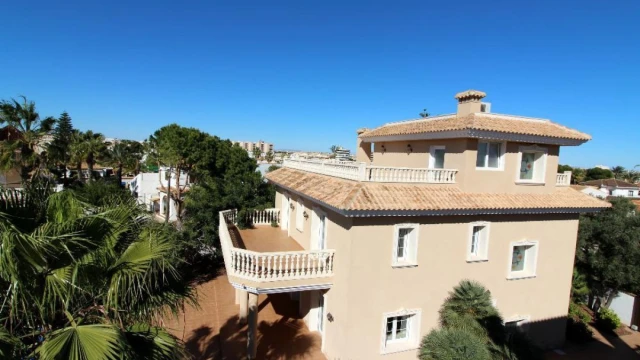 Уютная вилла в Cabo Roig с видом на море