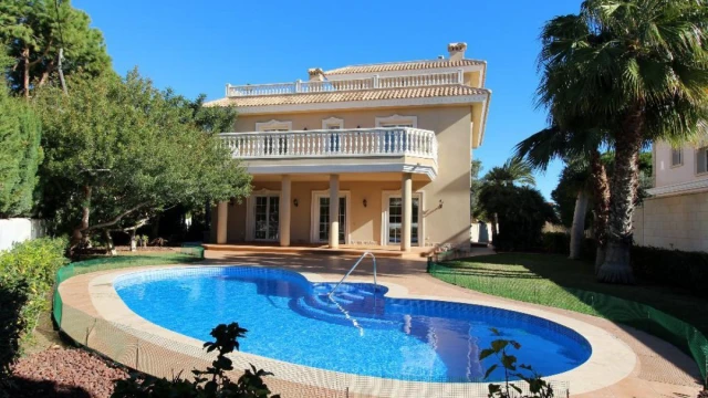 Уютная вилла в Cabo Roig с видом на море