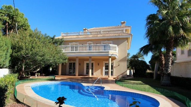 Villa with garden and pool on the second line of the sea in the city of Cabo Roig. - 14