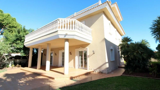 Уютная вилла в Cabo Roig с видом на море