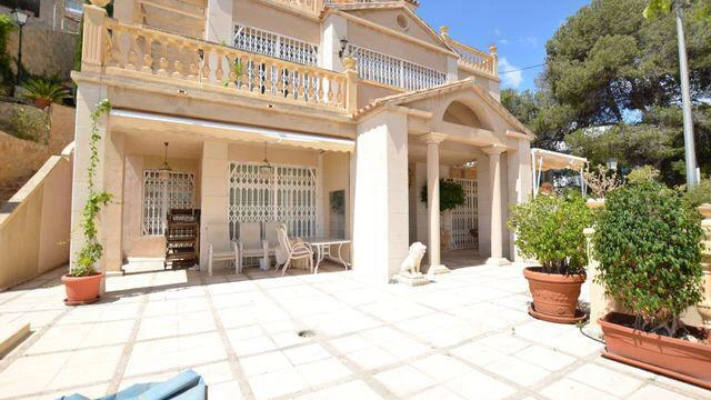 Вилла в классическом стиле в Бенидорме