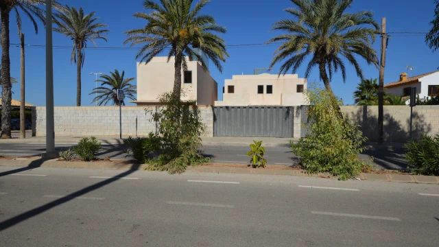 Участок земли на первой линии моря в Cabo Roig