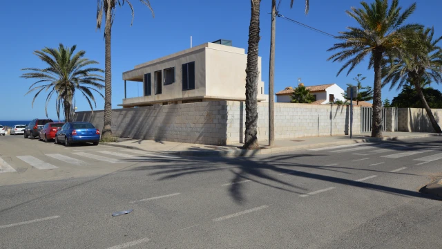 Участок земли на первой линии моря в Cabo Roig