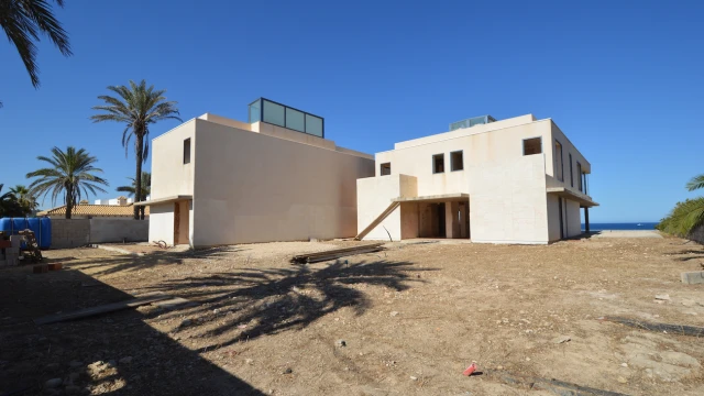 Участок земли на первой линии моря в Cabo Roig