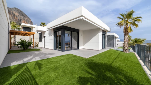 Новая уютная вилла с видом на море и горы