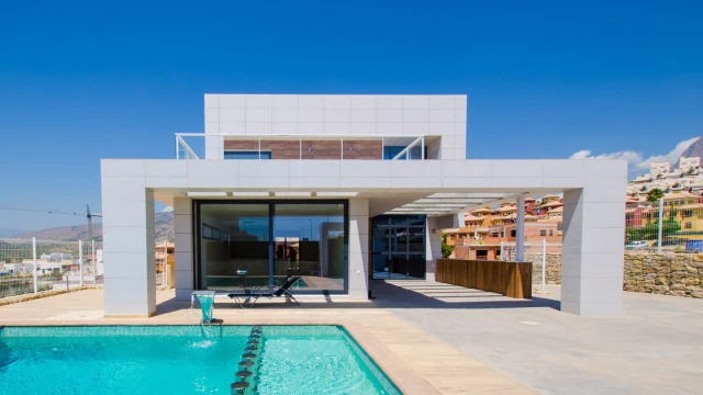 Элитная вилла с потрясающим видом на море и горы