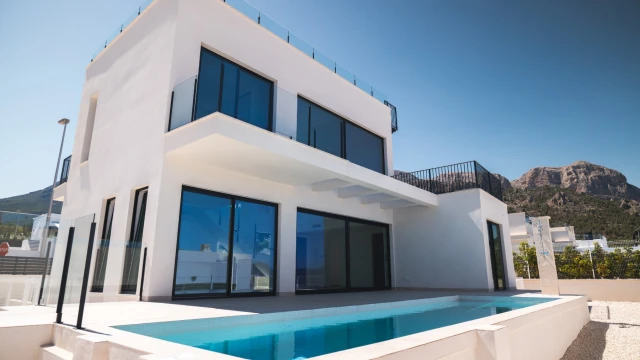 Вилла в современном стиле с бассейном  в городе Полоп