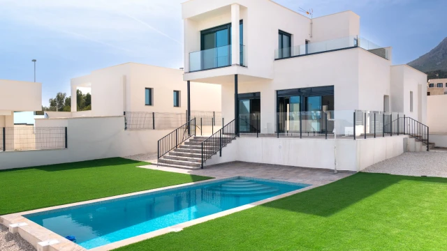 Комфортабельная вилла с бассейном в городе Полоп