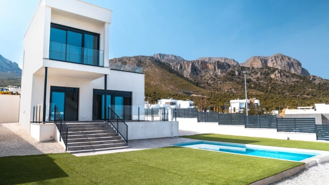 Комфортабельная вилла с бассейном в городе Полоп