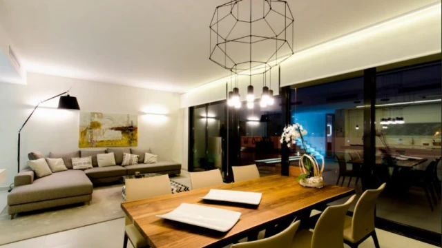 Вилла класса люкс у моря в городе Кампоамор