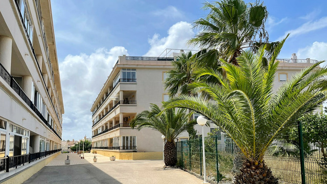 Apartamento con amplia terraza y vistas al mar - 1