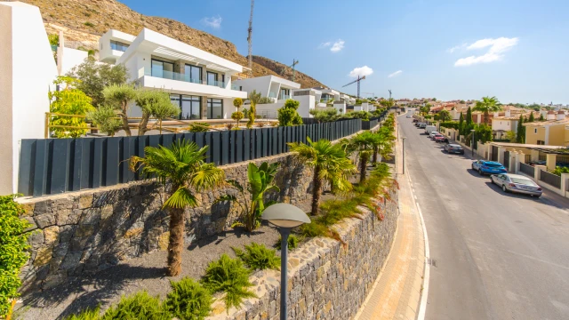 Изысканная вилла с фантастическим видом на море в Сьерра Кортина