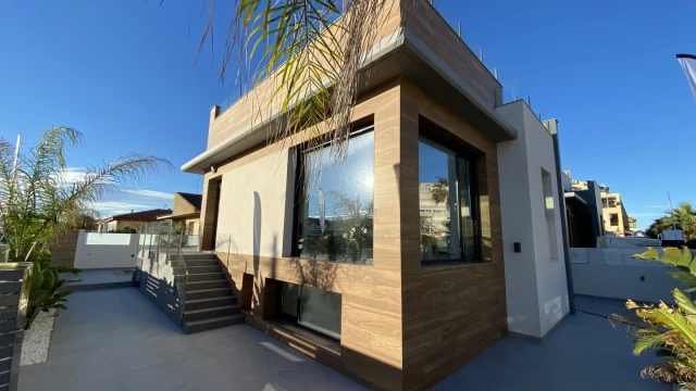 Роскошная вилла в 50 метрах от моря