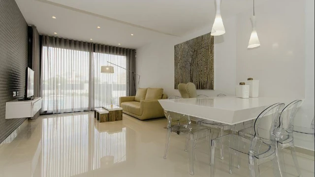 Новая вилла в 300 метрах от моря в Деэса де Кампоамор