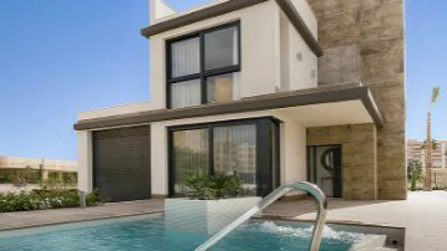 Новая вилла в 300 метрах от моря в Деэса де Кампоамор