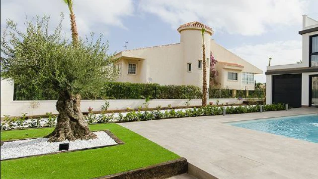 Новая вилла в 300 метрах от моря в Деэса де Кампоамор