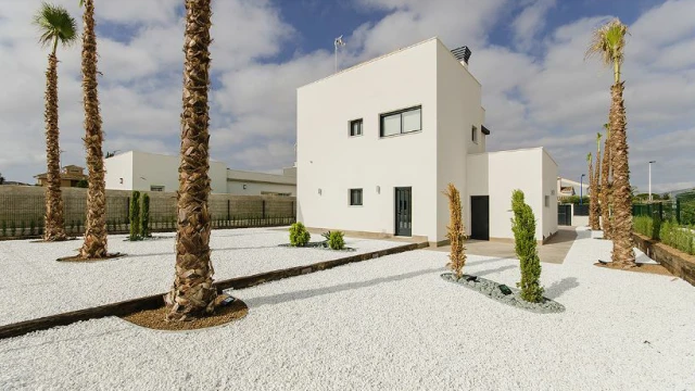 Новая вилла в 300 метрах от моря в Деэса де Кампоамор