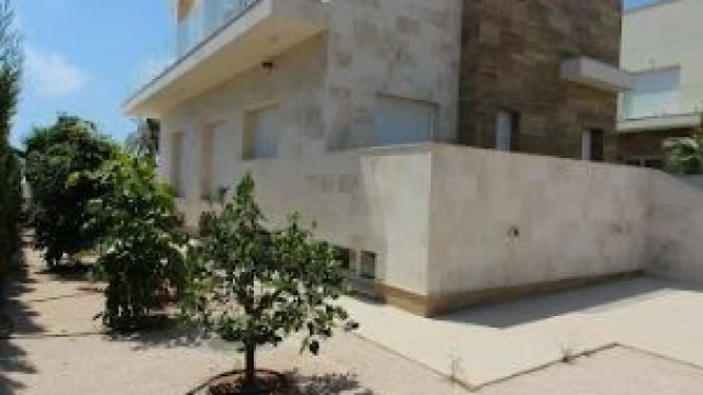 Современная вилла в 100 метрах от моря в районе Ла Сения