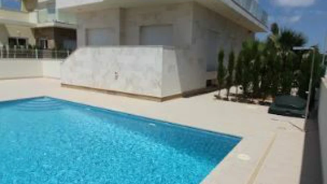 Современная вилла в 100 метрах от моря в районе Ла Сения