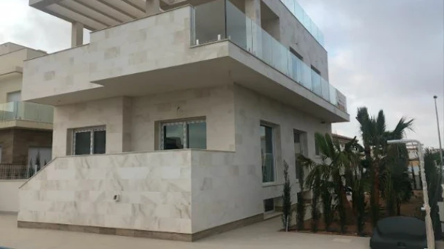 Современная вилла в 100 метрах от моря в районе Ла Сения