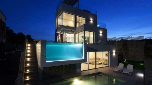 Шикарная вилла на побережье Средиземного моря