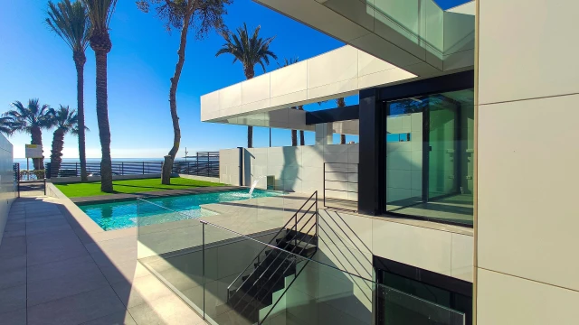 Новая вилла на первой линии моря в городе El Campello