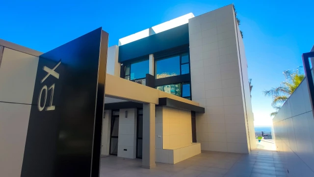 Новая вилла на первой линии моря в городе El Campello