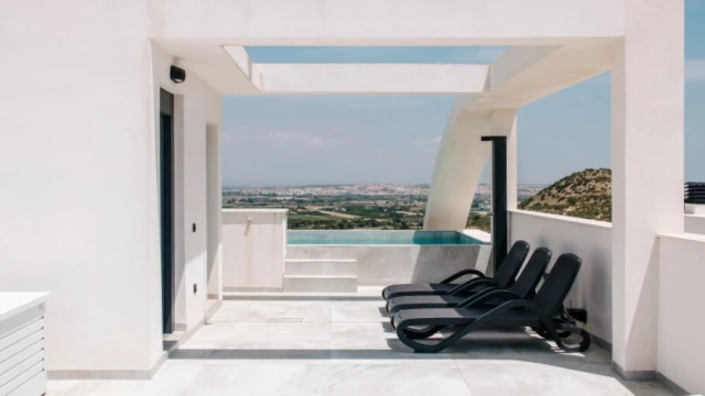 Новое бунгало с солярием в Сьюдад Кесада