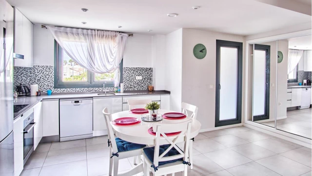 Современная квартира возле моря