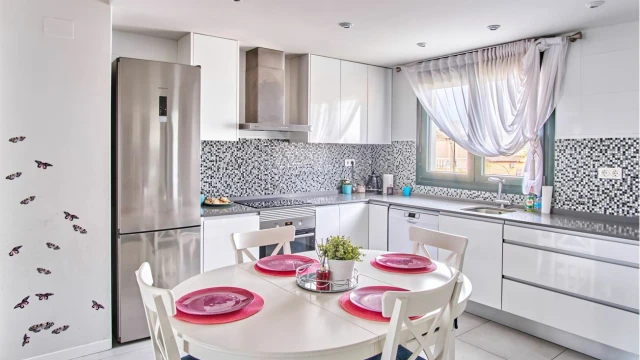 Современная квартира возле моря