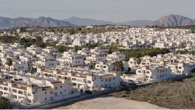 Современная вилла с садом и частным бассейном в Ориуэла