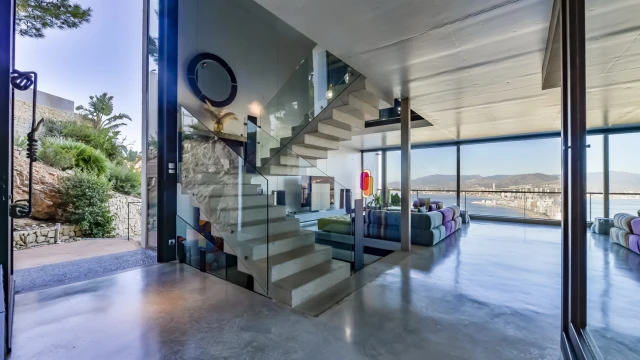 Роскошная вилла с видом на море в городе Бенидорм