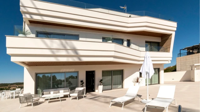 Новая роскошная вилла у моря в Кампоамор