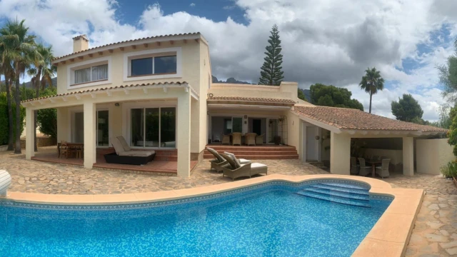 Великолепная вилла в городе Алтея