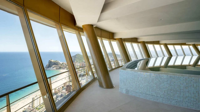 Новые апартаменты премиум класса возле моря в Бенидорме