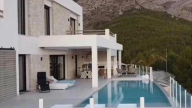 Шикарная вилла с видом на море в городе Алтея