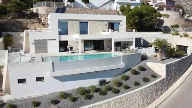 Шикарная вилла с видом на море в городе Алтея