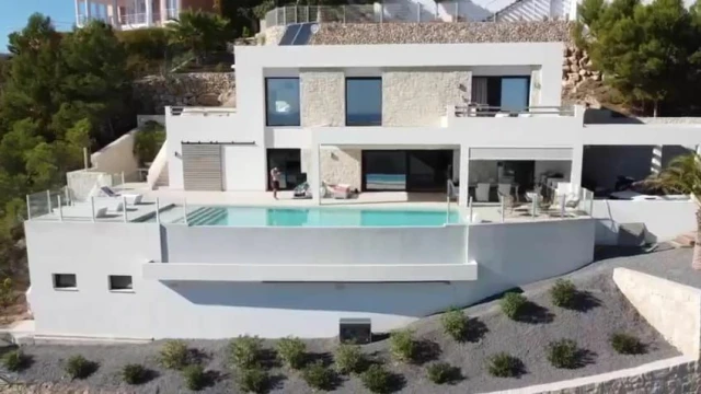 Шикарная вилла с видом на море в городе Алтея