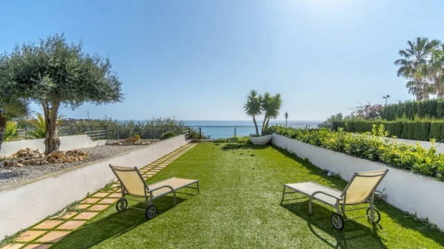 Таунхаус на первой линии моря в Ориуэла Коста