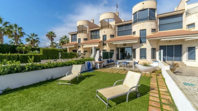 Таунхаус на первой линии моря в Ориуэла Коста