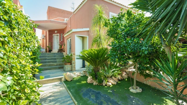 Красивая и просторная вилла в популярном районе Агуас Нуэвас