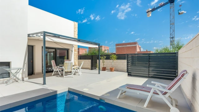 Современная вилла с бассейном в городе Сьюдад Кесада