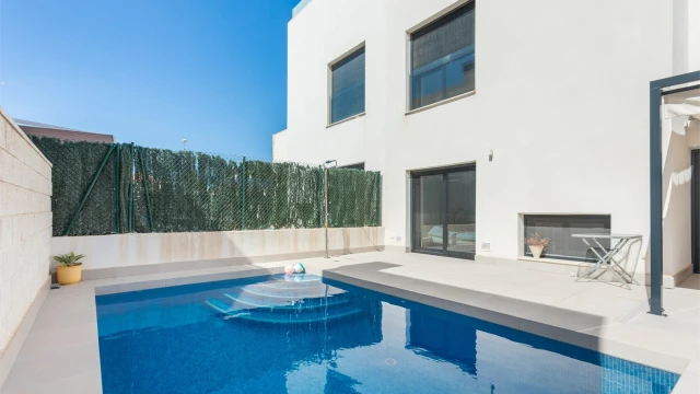 Современная вилла с бассейном в городе Сьюдад Кесада