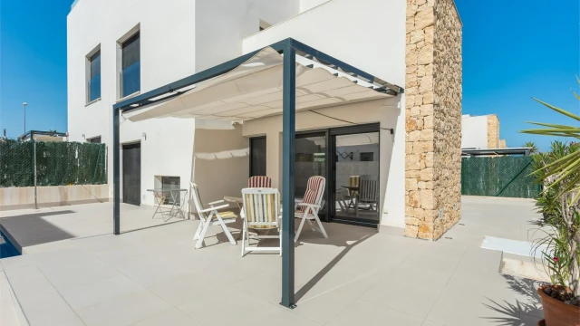 Современная вилла с бассейном в городе Сьюдад Кесада