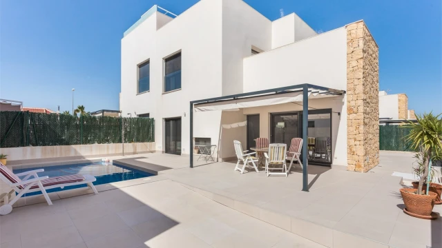 Современная вилла с бассейном в городе Сьюдад Кесада