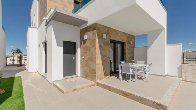 Вилла в современном стиле с бассейном в Orihuela