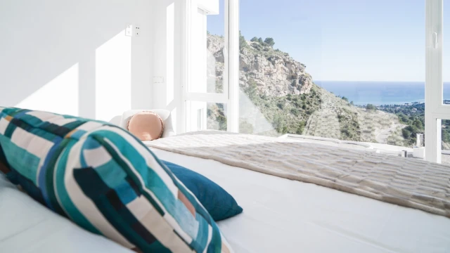 Просторная современная вилла с шикарным видом на море в Алтея