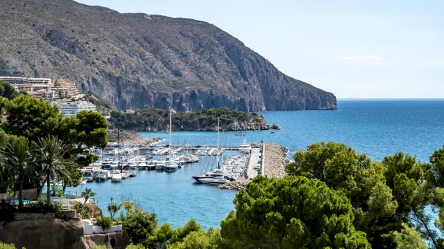 Роскошная вилла с видом на море в городе Алтея