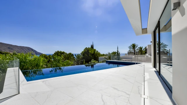 Роскошная вилла с видом на море в городе Алтея